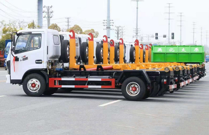 程力专汽10台东风多利卡勾臂垃圾车批量发往青海