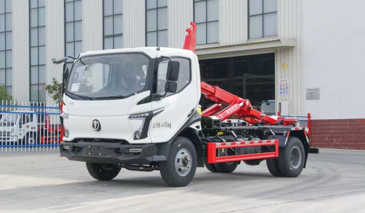 飞碟W7钩臂车：重载与智能融合的工程运输解决方案